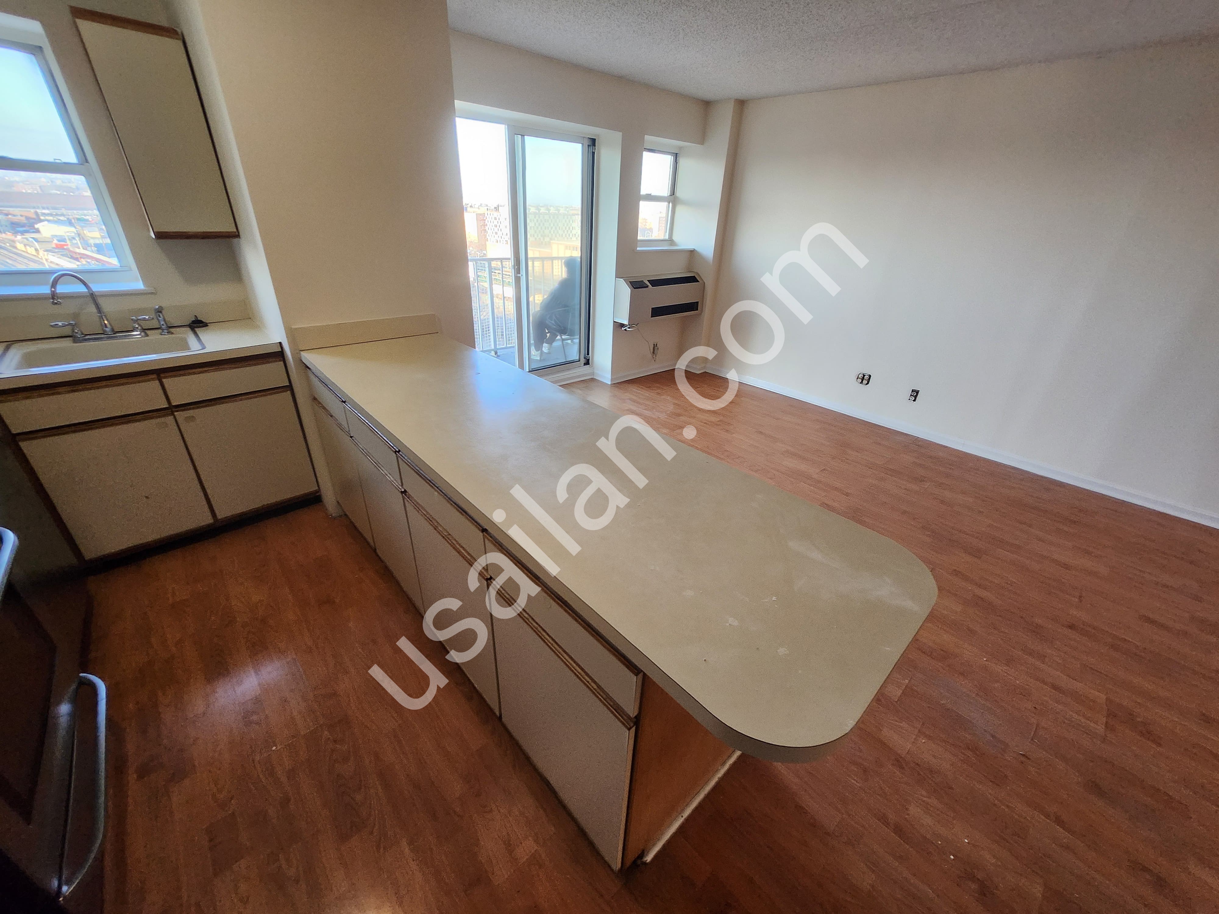 Emlak komisyonu yoktur. Coney Island genis 1 yatak odali balkonlu kiralik daire