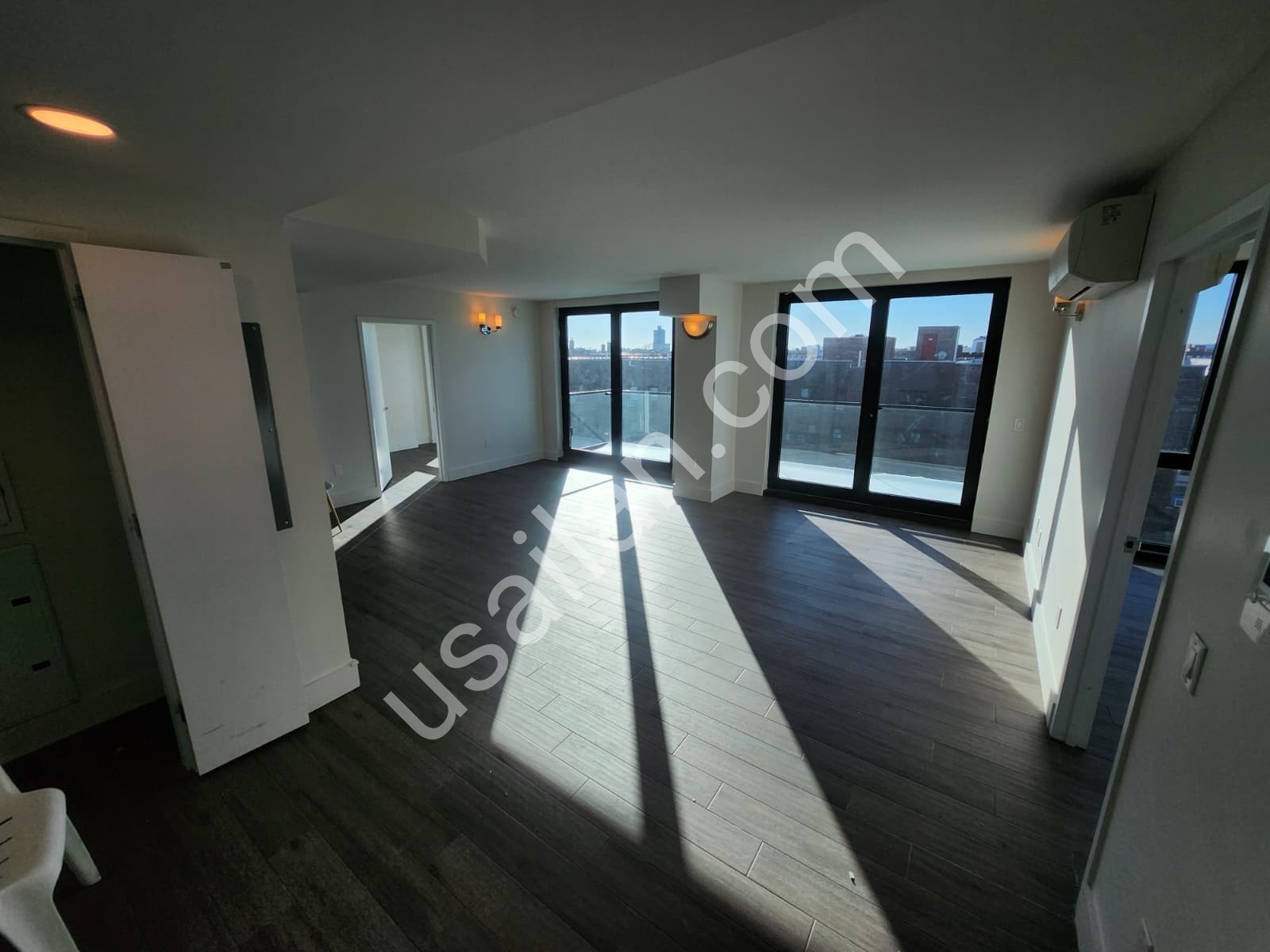 Kings Highway balkonlu genis 2 yatak odali kiralik daire