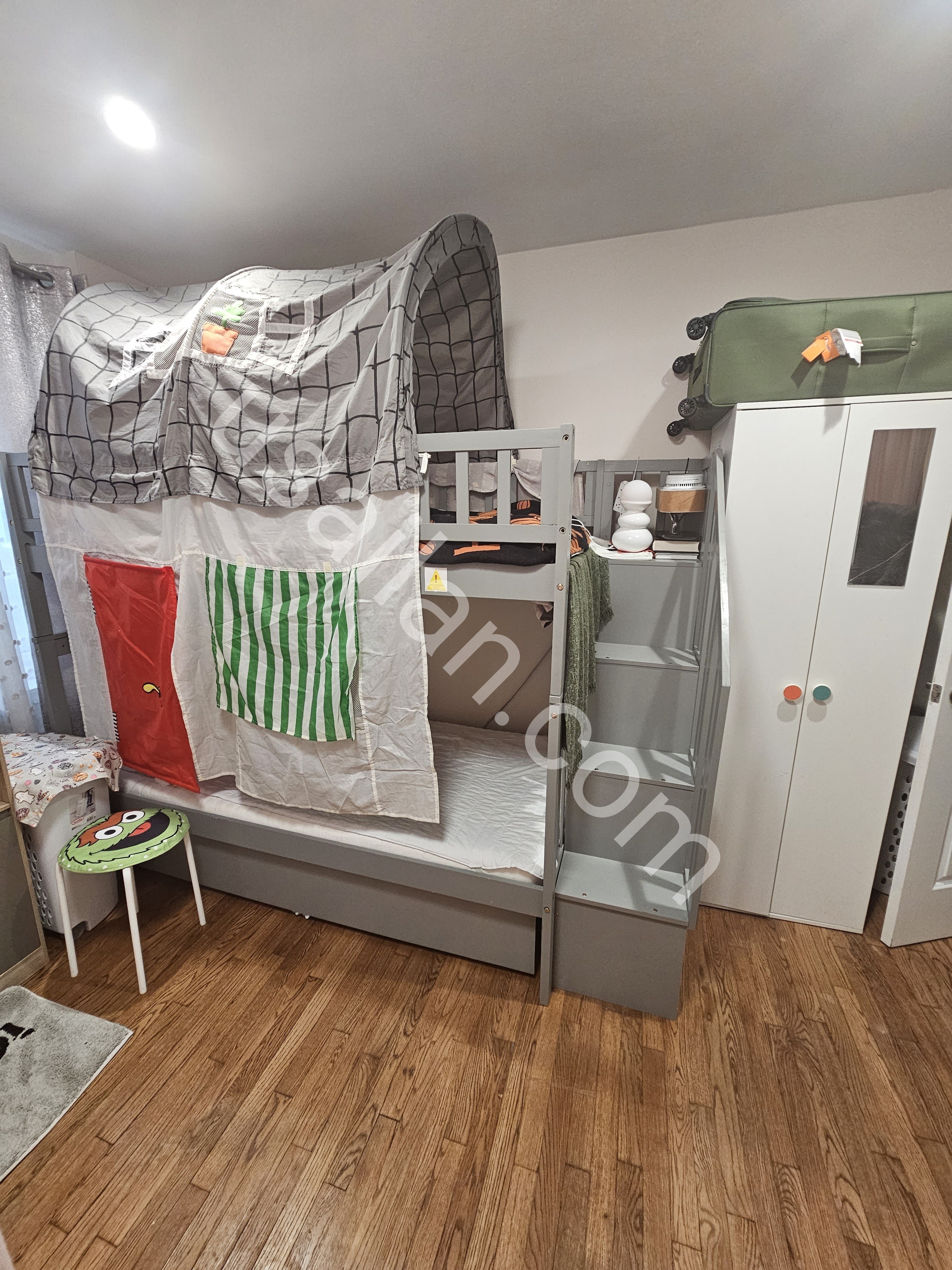 West New York'ta  site icinde bayan arkadaslar icin uzun ya da kisa sureli paylasimli oda