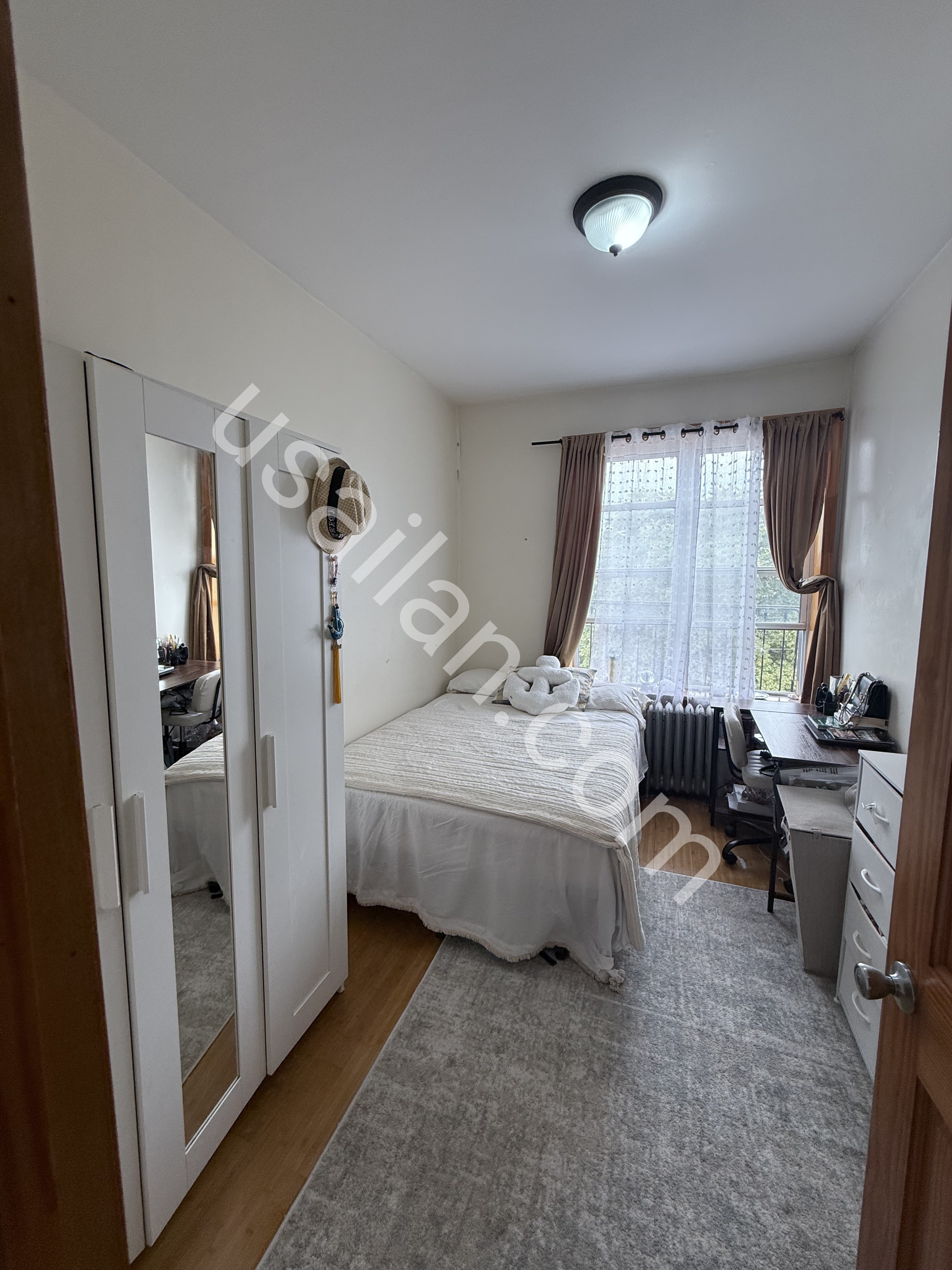 Brooklyn’de 2+1 Dairede Tek Kişilik Kiralık Oda (Kadın)
