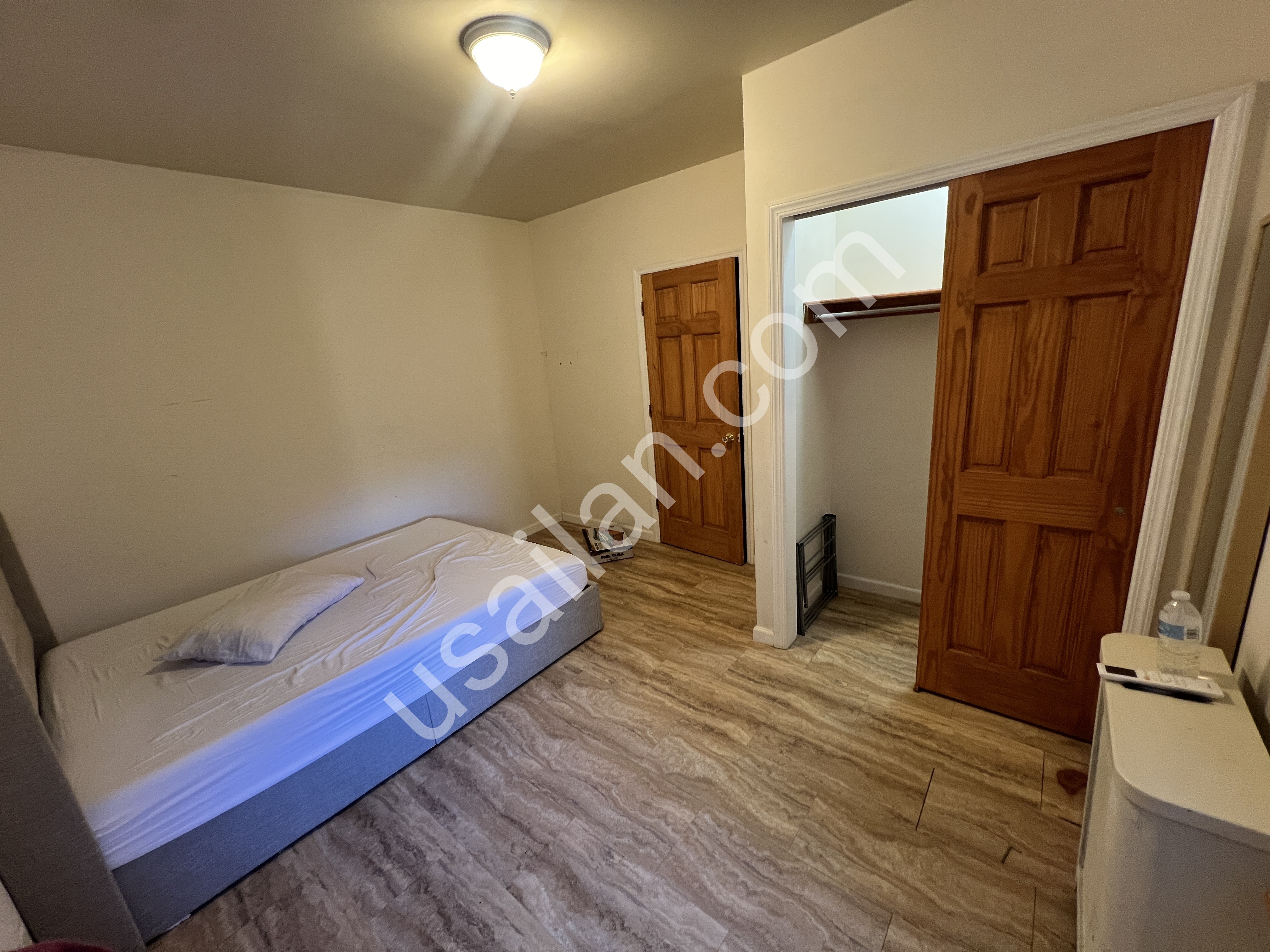 Astoria - King size bedroom for rent