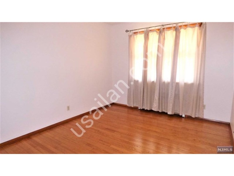 6 Bedroom2.jpg