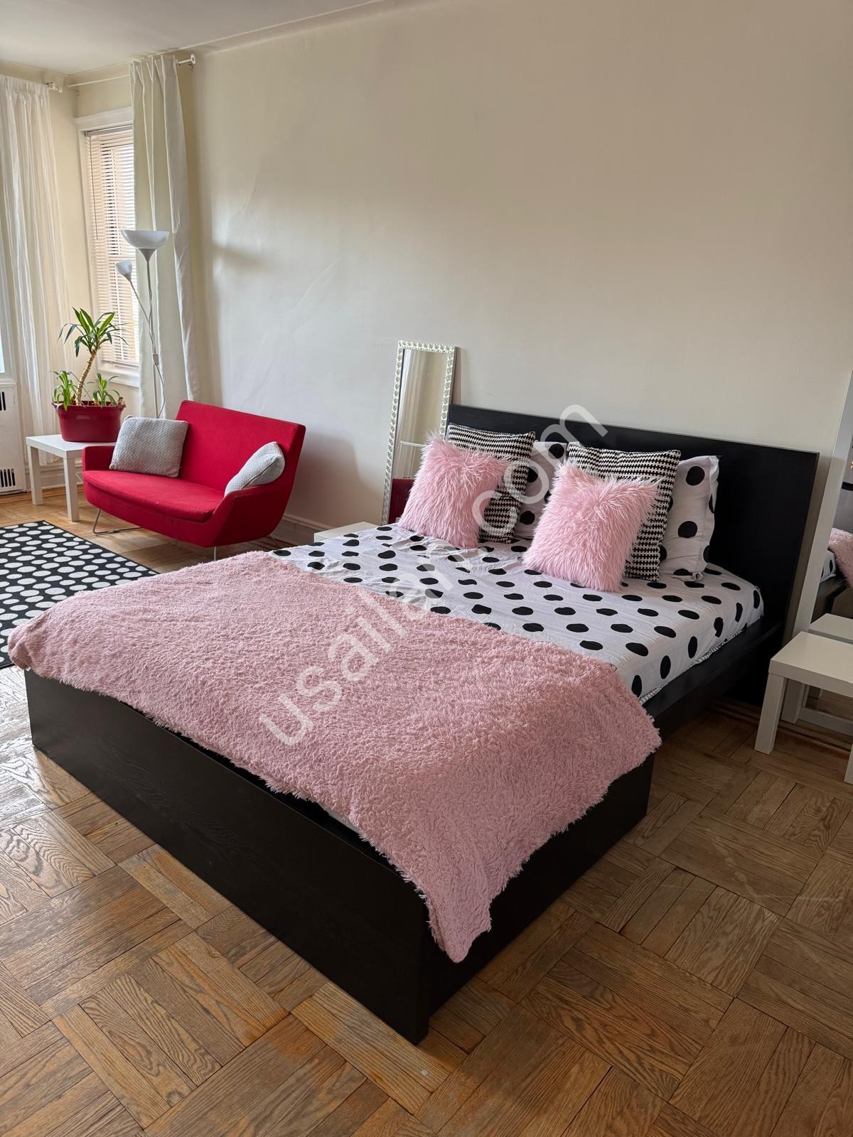 Esyali extra large oda, merkezde, trene 5 dk uzaklikta