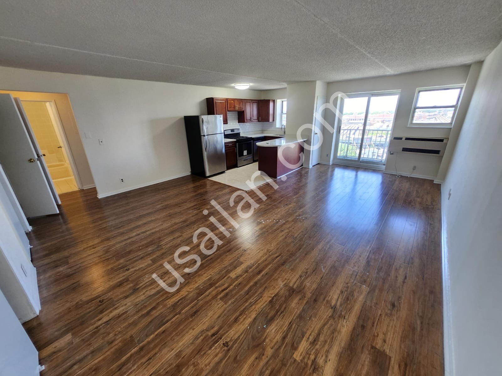 Emlak komisyonu yoktur. 2 ay ucretsiz oturum. Brooklyn Coney Island 1 bedroom apartment with balcony